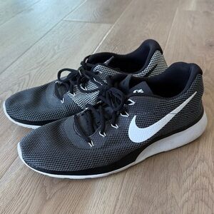 Nike Men's Black and White Mesh Athletic Shoes